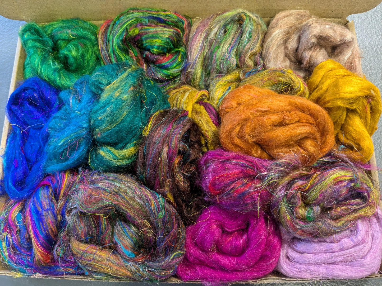 60g recycled sari silk fibre box 01