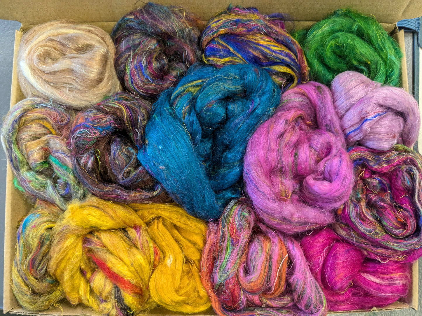 60g recycled sari silk fibre box 02