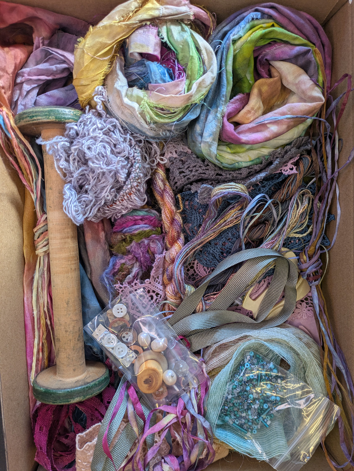 Large creativity stitch box with vintage XL bobbinCB02