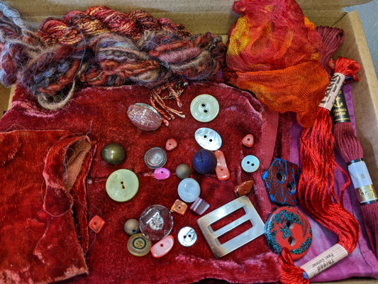 Medium creativity box with silk velvet and various other goodies vintHS04
